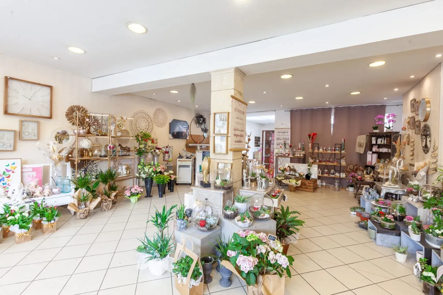 Boutique d'articles funéraires proposant des fleurs artificielles et des plaques souvenirs.