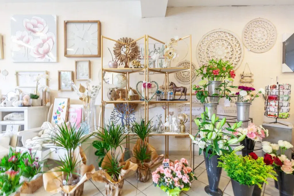 Boutique de fleurs et d'articles de décoration d'une agence de pompes funèbres.