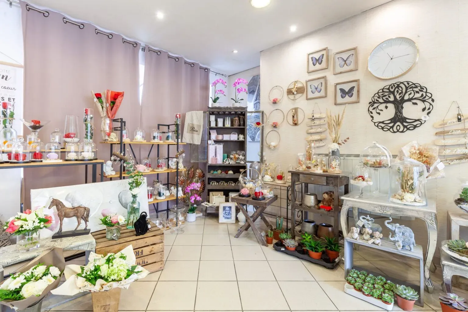 Boutique d'articles funéraires proposant bouquets, plantes et décorations commémoratives.